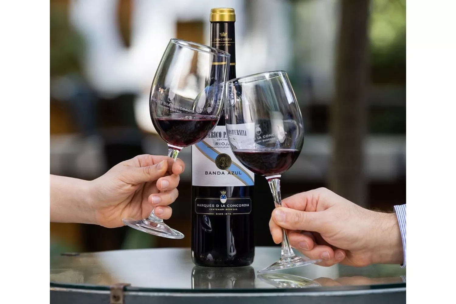 Dos personas brindan con un vino de Marqués de la Concordia / MARQUES DE LA CONCORDIA   REDES SOCIAL