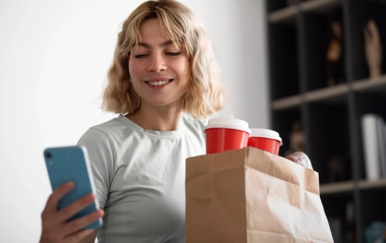Una persona hace una compra online (7) Una persona hace una compra online (7)