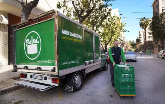 Repartidor de Mercadona entregando un pedido online / MERCADONA Repartidor de Mercadona entregando un pedido online / MERCADONA