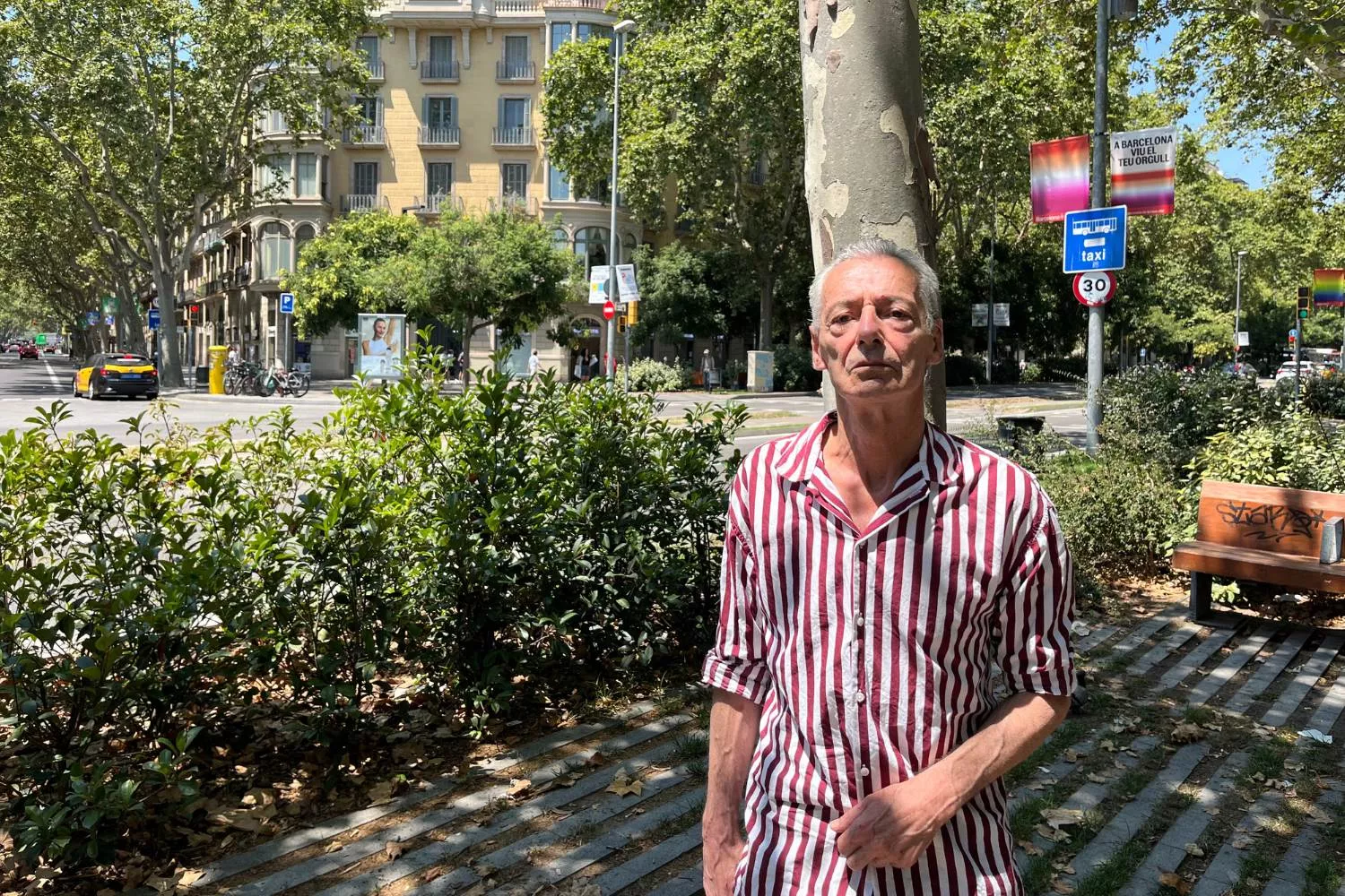 El artista Àngel Bofarull en el paseo de Sant Joan de Barcelona / TEO CAMINO