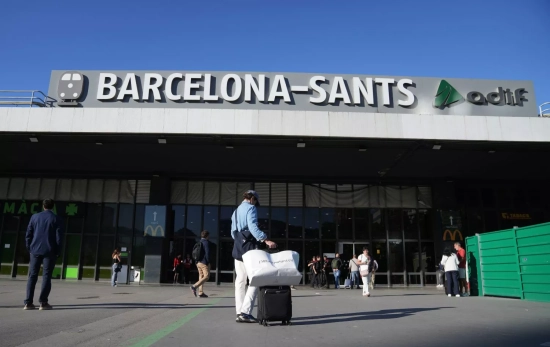 Varias personas a las puertas de la estación de Barcelona Sants Varias personas a las puertas de la estación de Barcelona Sants