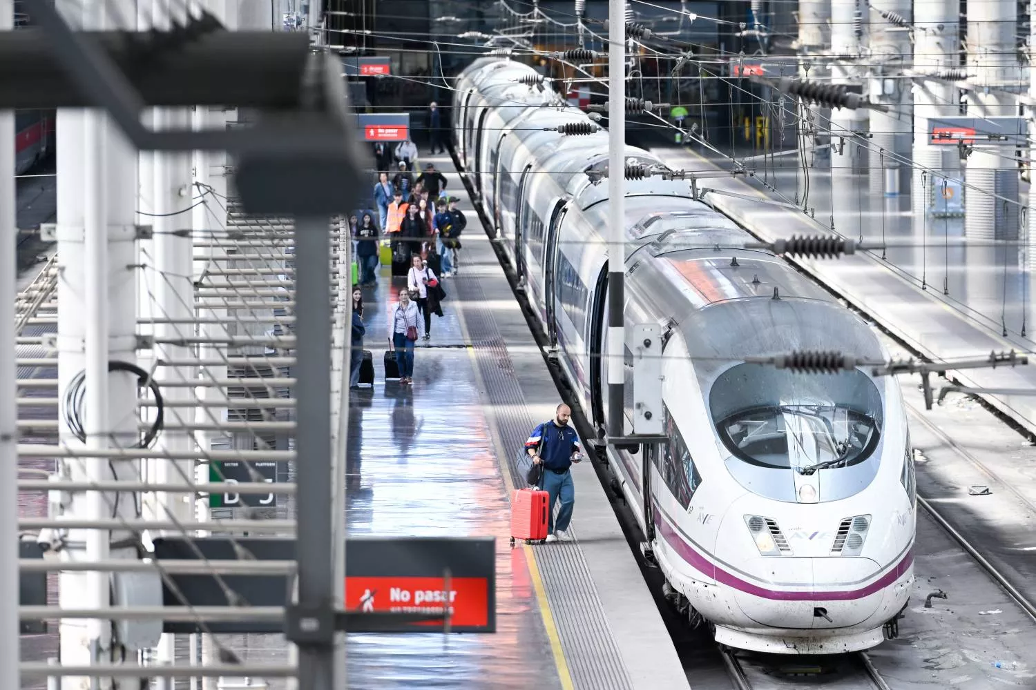 Viajeros en la estación Madrid Puerta de Atocha Almudena Grandes,