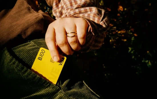 Una de las tarjetas / B100 Una de las tarjetas / B100