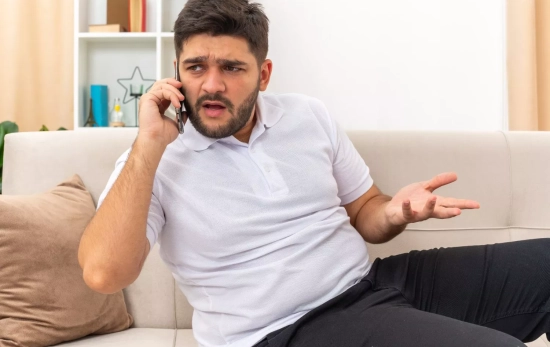 Una persona habla por teléfono / FREEPIK Una persona habla por teléfono / FREEPIK