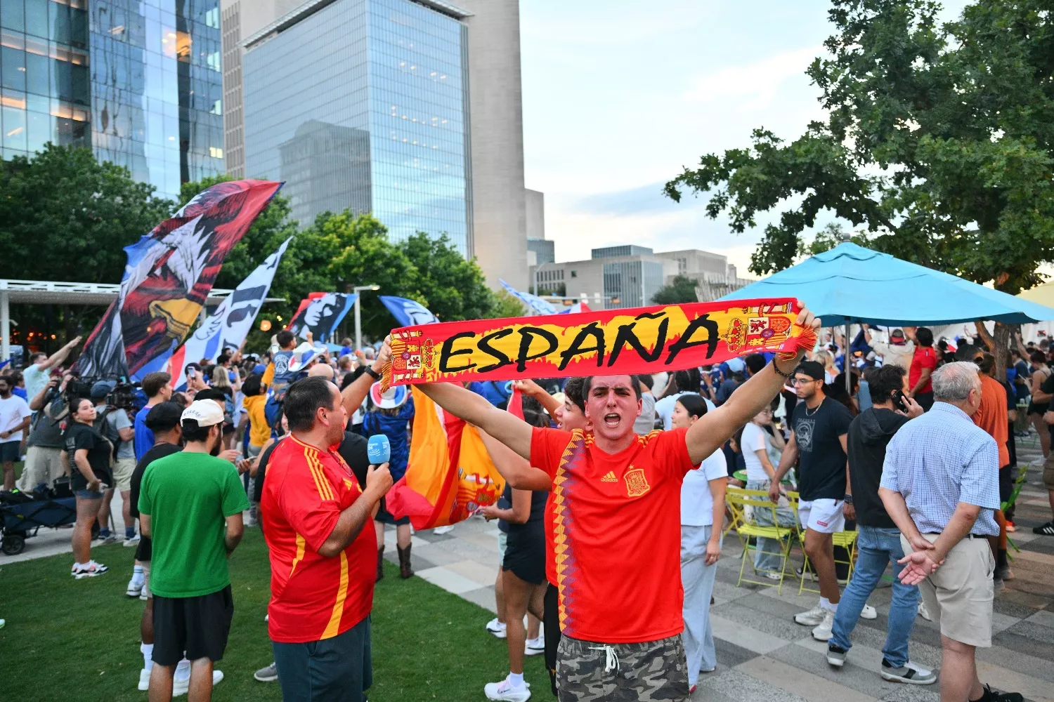 Un hincha de España anima mientras hinchas de Francia se reúnen en una concentración en Dallas   SAM