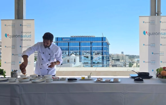 Iván Cerdeño durante su clase maestra de cocina en el Hospital Quirónsalud Marbella