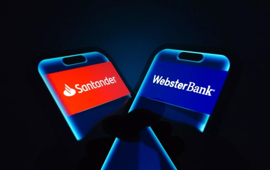 Una mano sostiene un teléfono inteligente que muestra los logotipos de Banco Santander y Webster Ban Una mano sostiene un teléfono inteligente que muestra los logotipos de Banco Santander y Webster Ban