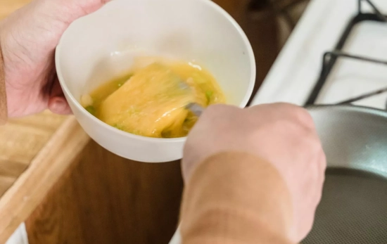 Una persona bate huevos / PEXELS Una persona bate huevos / PEXELS