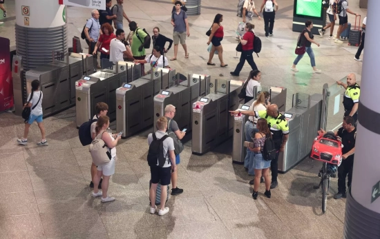Pasajeros en un andén de la estación de trenes de Puerta de Atocha durante la huelga de 24 horas en el transporte ferroviario, a 29 de junio de 2026, en Madrid (España) / EP Pasajeros en un andén de la estación de trenes de Puerta de Atocha durante la huelga de 24 horas en el transporte ferroviario, a 29 de junio de 2026, en Madrid (España) / EP