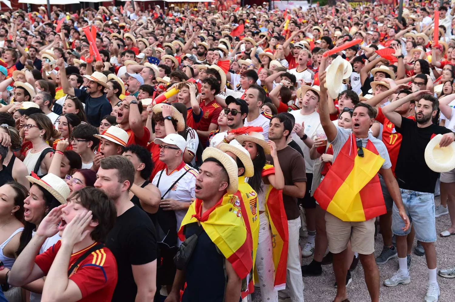 Decenas de aficionados de la Selección Española durante un partido del Mundial / EUROPA PRESS - GUSTAVO VALIENTE