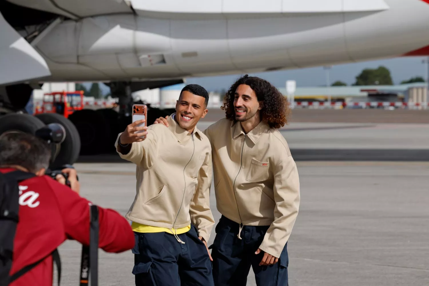 Los futbolistas de la Selección española, Pedro Porro y Marc Cucurella, antes de subir a un avión / EFE