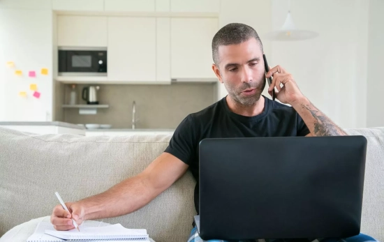 Una persona habla por teléfono / PEXELS Una persona habla por teléfono / PEXELS