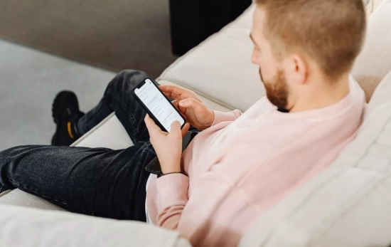 Una persona utiliza su móvil / PEXELS Una persona utiliza su móvil / PEXELS