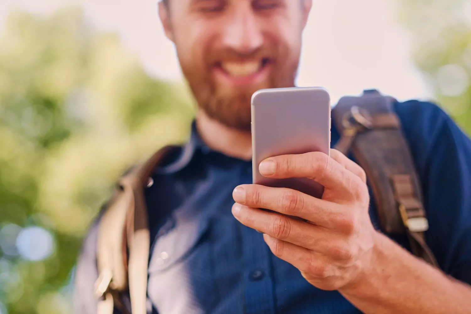 Una persona sostiene su móvil   FREEPIK   fxquadro