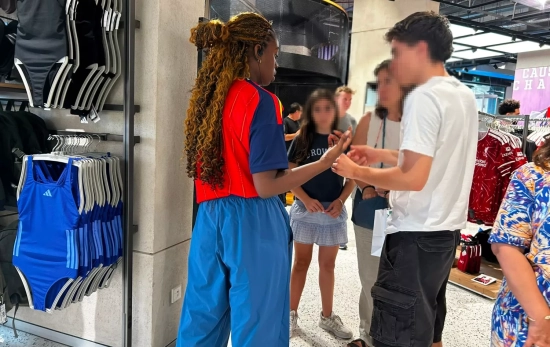 Kadi atiende a clientes en la tienda de Adidas ANA CARRASCO Kadi atiende a clientes en la tienda de Adidas ANA CARRASCO