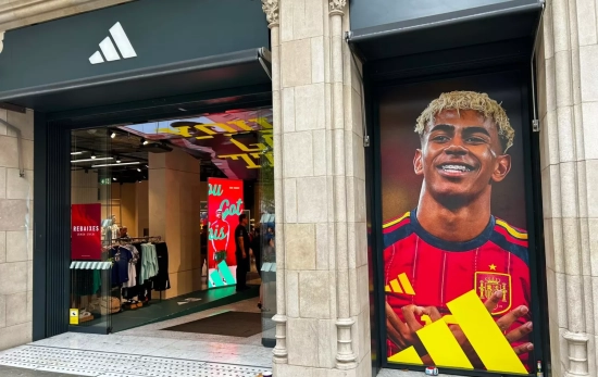 La entrada en la tienda de Adidas, donde se observa una gran fotografía del jugador Lamine Yamal A La entrada en la tienda de Adidas, donde se observa una gran fotografía del jugador Lamine Yamal A