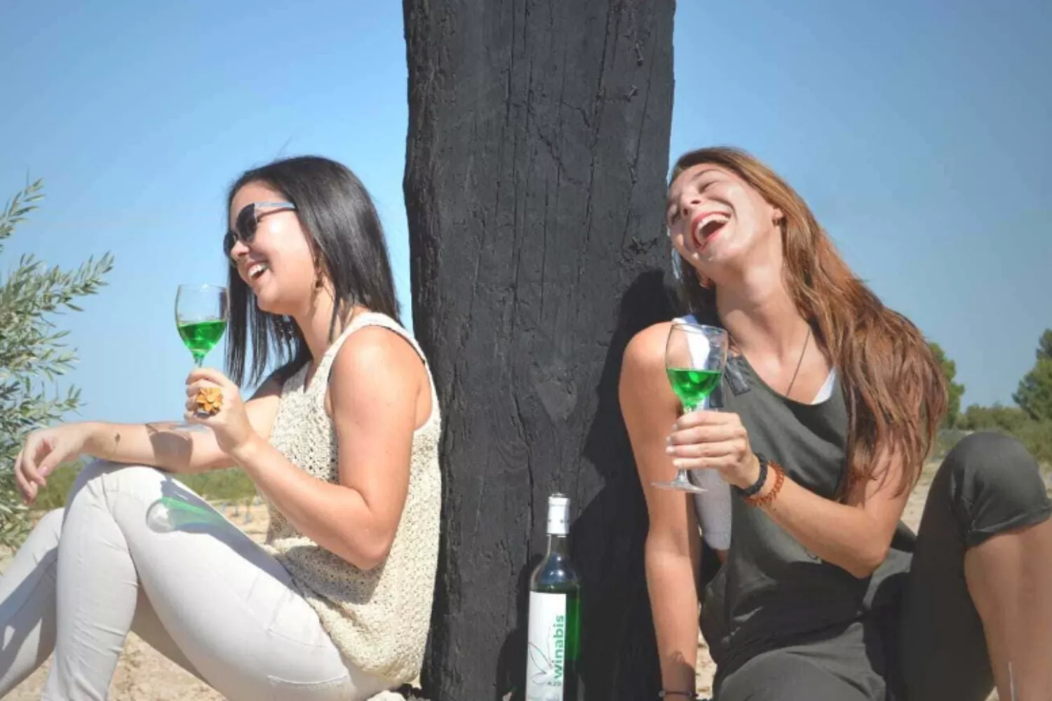 Dos personas con Winabis / BODEGAS SANTA MARGARITA