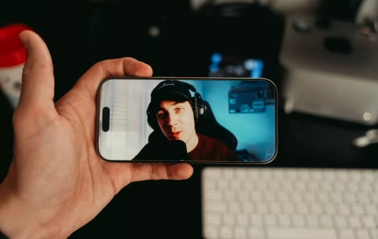 Una persona ve un vídeo de un creador de contenido / UNSPLASH Una persona ve un vídeo de un creador de contenido / UNSPLASH