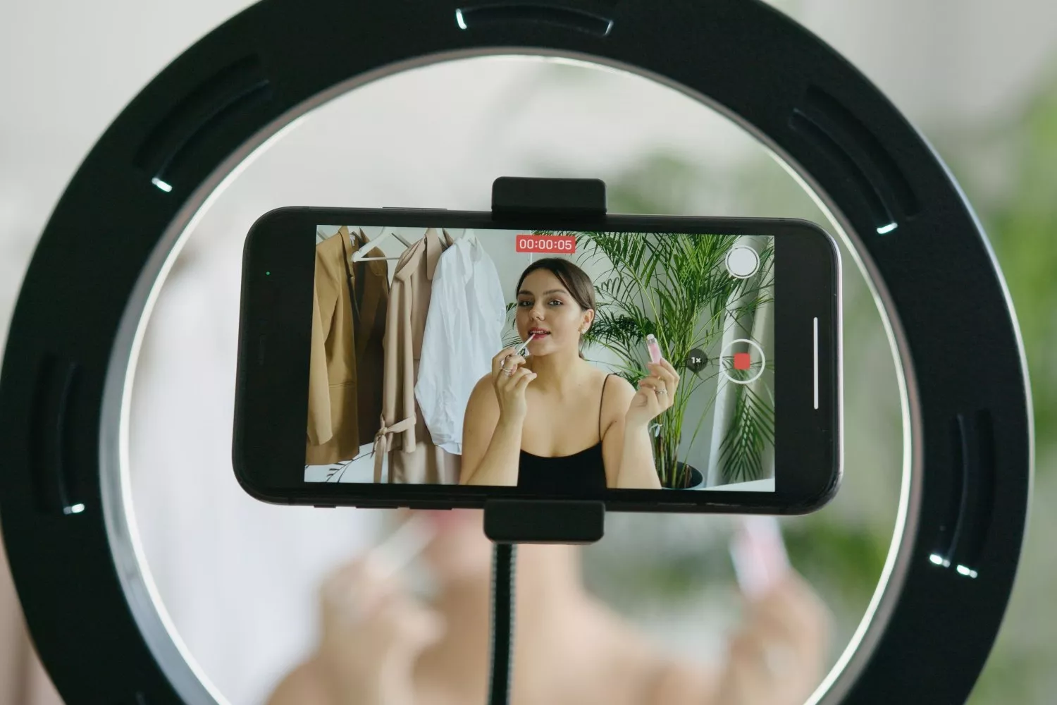 Una 'influencer' graba un vídeo   PEXELS