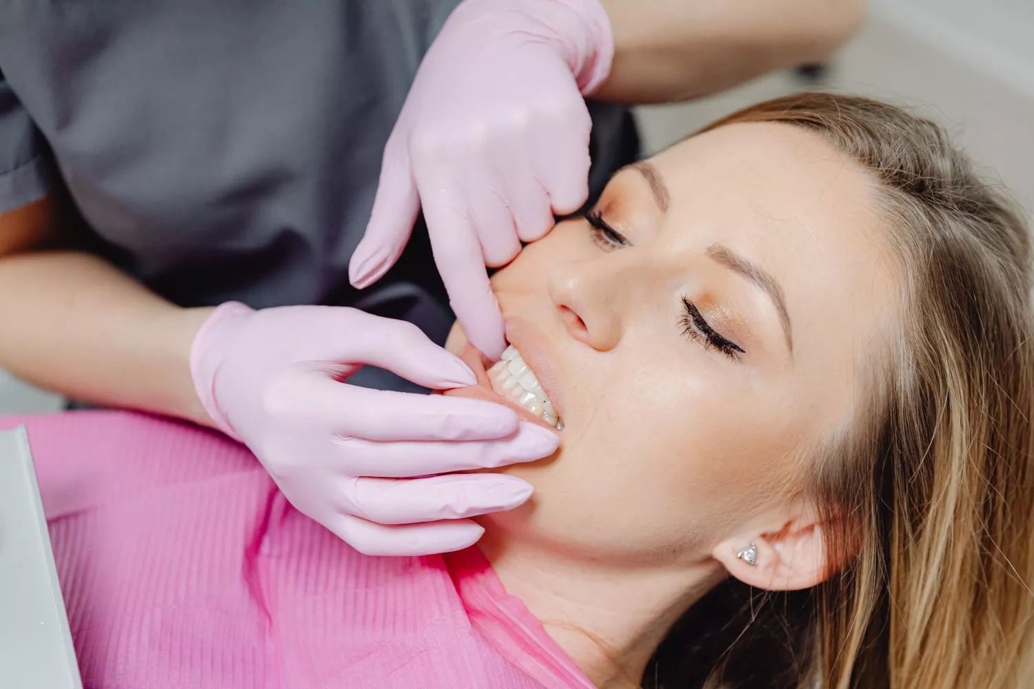 Una especialista consulta la dentadura de una persona   PEXELS