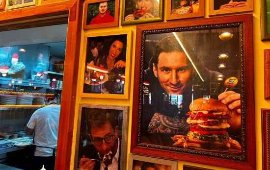 Imagen de Messi a punto de devorar una hamburguesa ANA CARRASCO Imagen de Messi a punto de devorar una hamburguesa ANA CARRASCO