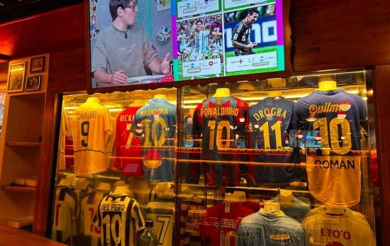 Camisetas en una vistrina tras la barra del Berto's Milanesa ANA CARRASCO Camisetas en una vistrina tras la barra del Berto's Milanesa ANA CARRASCO