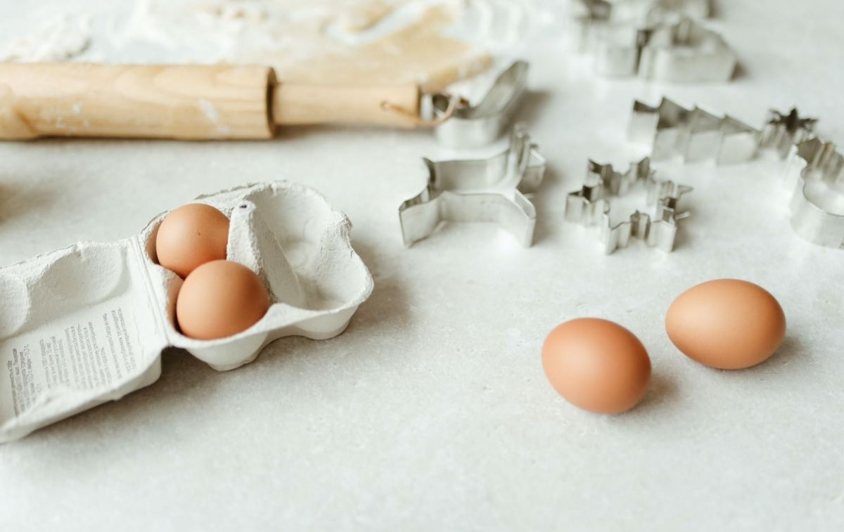 Huevos y harina sobre el banco de una cocina / PEXELS