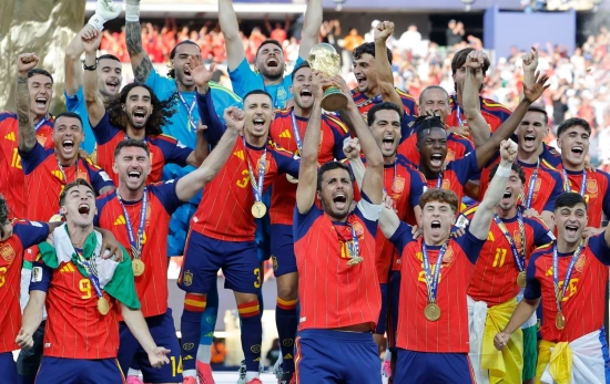 Jugadores de España celebran con el trofeo del Mundial de la FIFA 2026 Lavandeira Jr EFE Jugadores de España celebran con el trofeo del Mundial de la FIFA 2026 Lavandeira Jr EFE