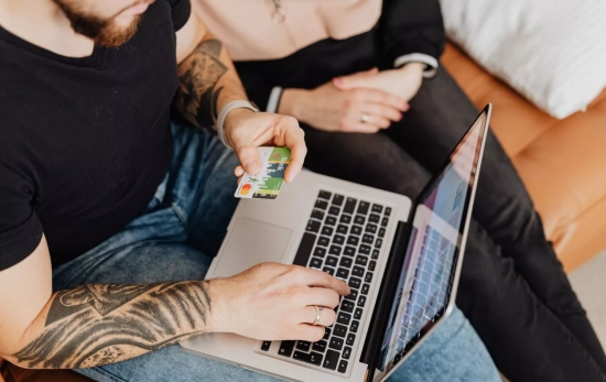 Una persona con una tarjeta de crédito y un ordenador / PEXELS Una persona con una tarjeta de crédito y un ordenador / PEXELS