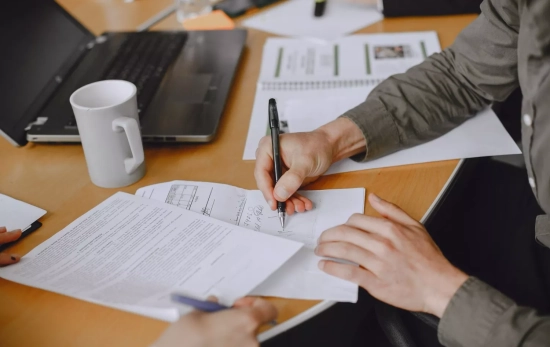 Una persona firma un documento / PEXELS Una persona firma un documento / PEXELS