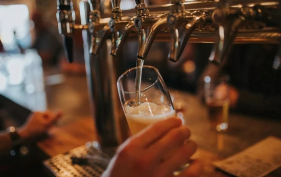 Una persona sirve una cerveza / CERVEZAS GRAN VÍA Una persona sirve una cerveza / CERVEZAS GRAN VÍA