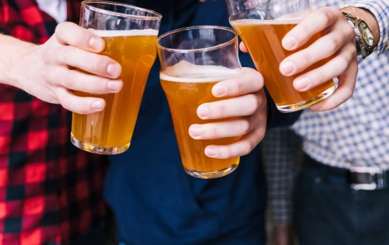 Varias personas con cervezas / FREEPIK Varias personas con cervezas / FREEPIK