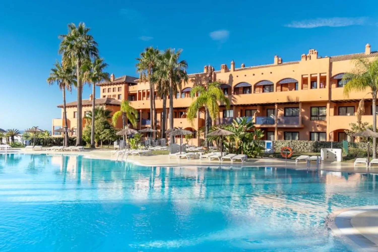 La piscina del hotel Bakour Oh Nice Costa del Sol / BOOKING La piscina del hotel Bakour Oh Nice Costa del Sol / BOOKING