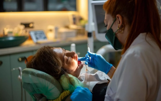 Una mujer con su dentista / PEXELS Una mujer con su dentista / PEXELS