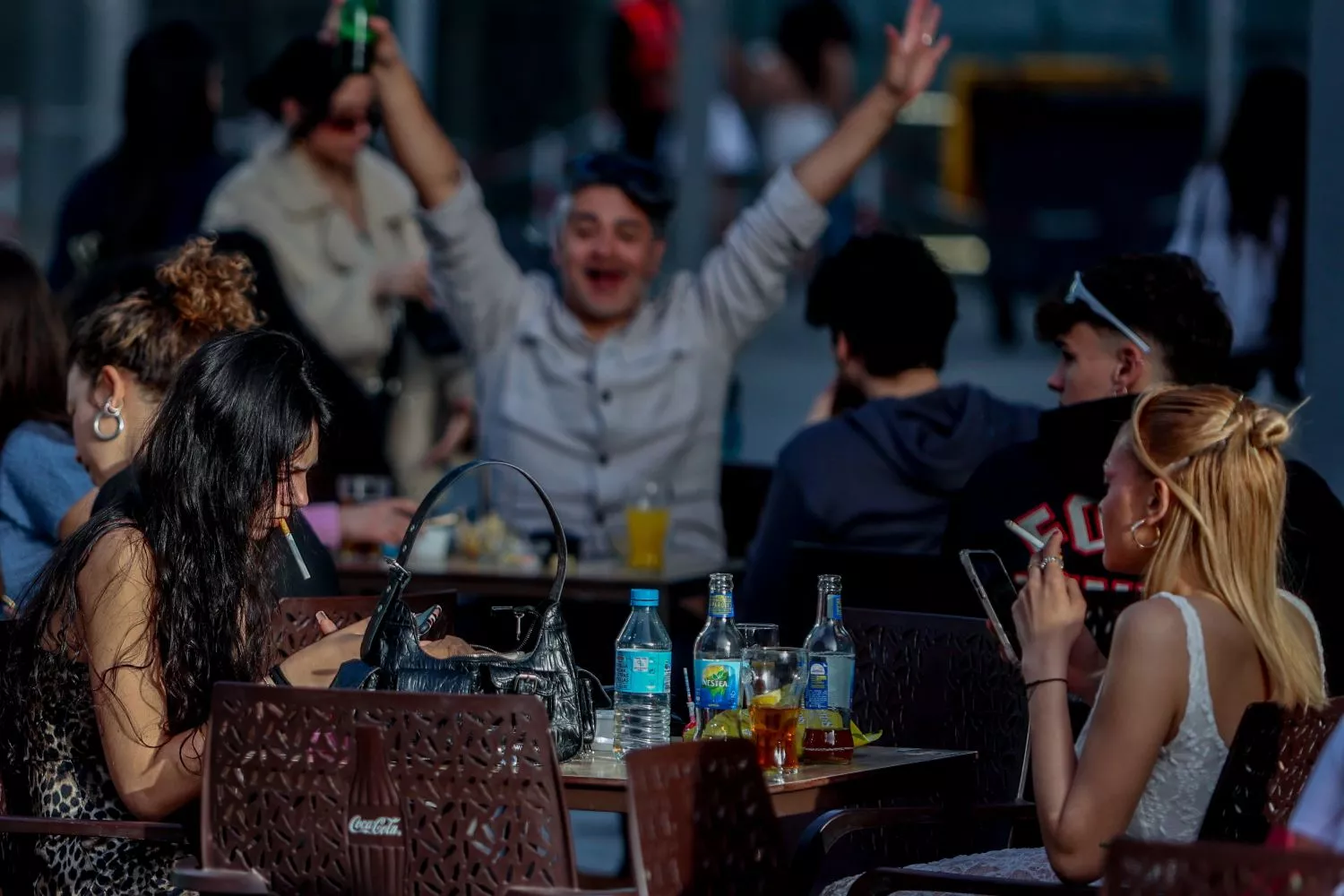 Varias personas en la terraza de un bar