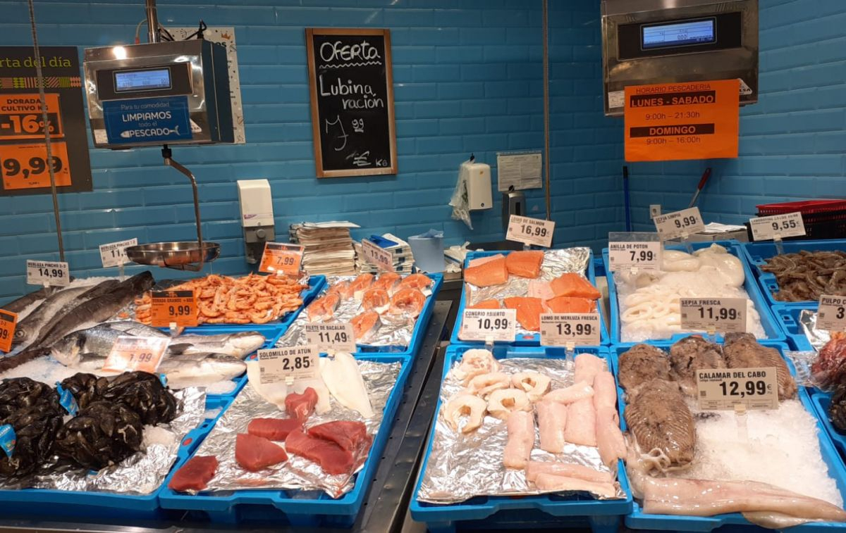 Piezas de pescado en una pescadería de un supermercado Dia / CG