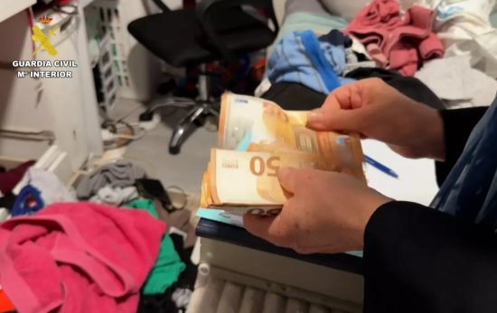 La Guardia Civil hace un recuento de dinero / GUARDIA CIVIL