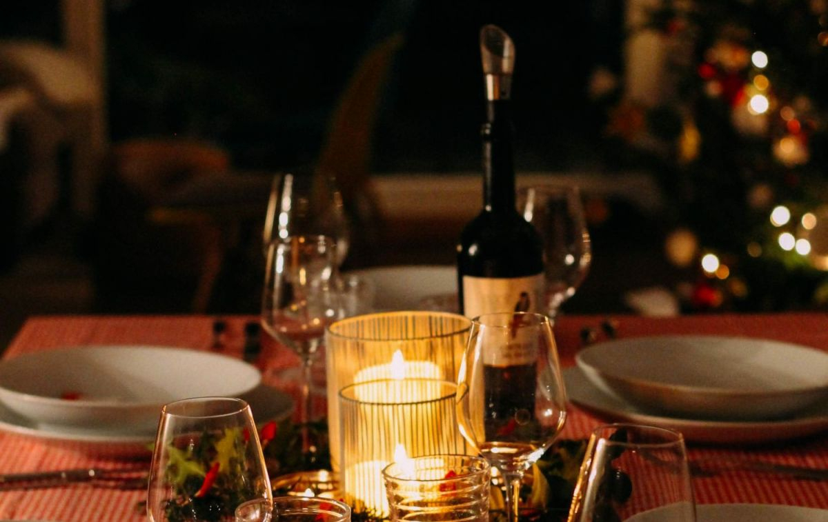 Una mesa lista para la cena de Nochebuena con un vino tinto / PEXELS