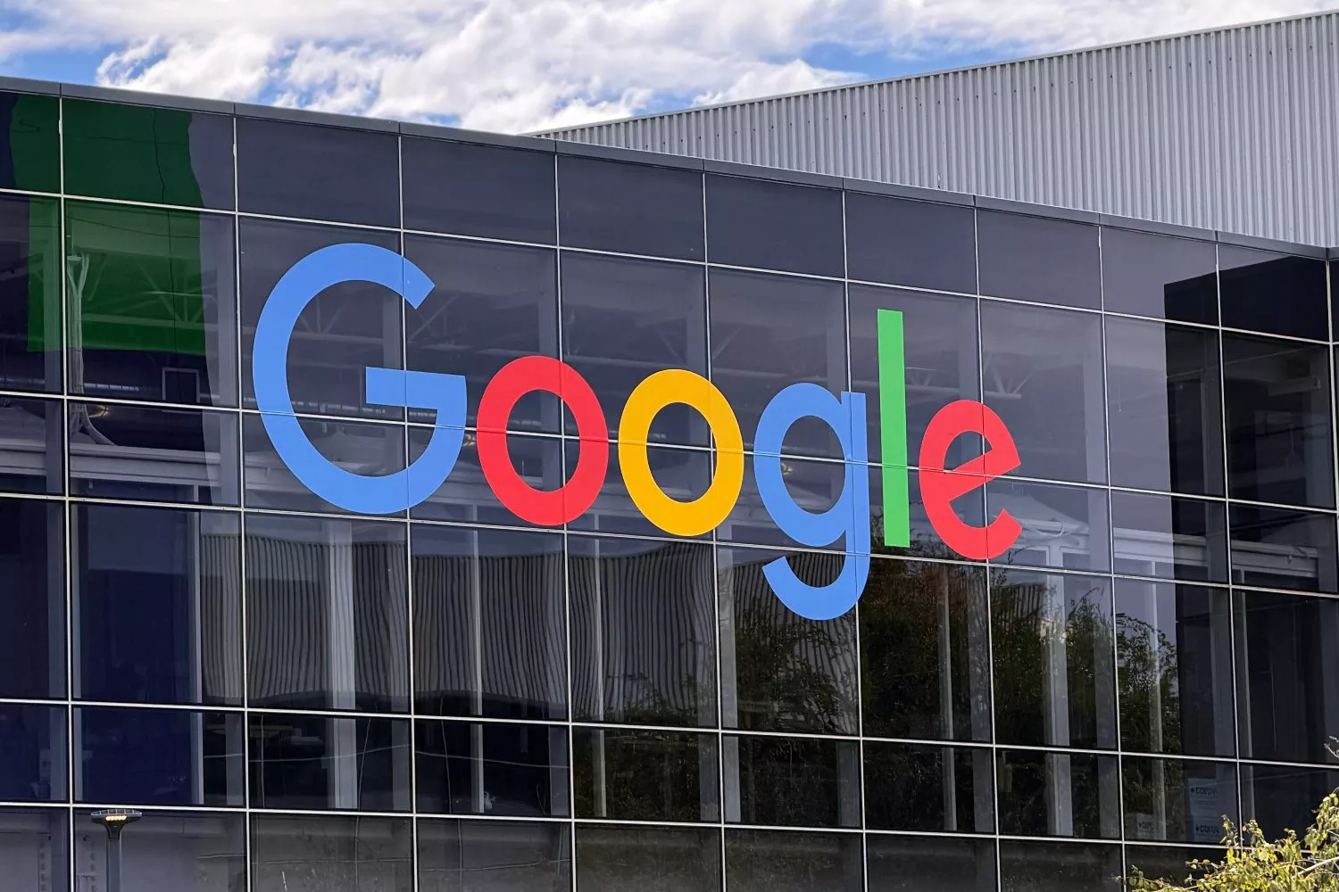 Bruselas impone dos multas a Google por un total de 890 millones de euros / John G. Mabanglo - EFE