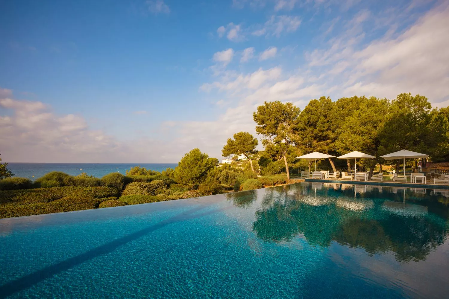 Una de las piscinas 'infinity' del mejor 'beach club' de Europa / INFINITUM