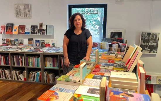 Gemma Barrufet rodeada de libros / TC Gemma Barrufet rodeada de libros / TC