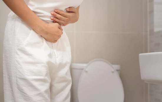 Una persona con dolor abdominal por estreñimiento/ CANVA Una persona con dolor abdominal por estreñimiento/ CANVA