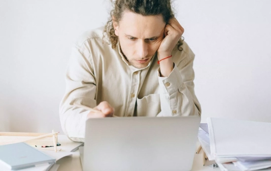 Un consumidor mira su ordenador / PEXELS Un consumidor mira su ordenador / PEXELS