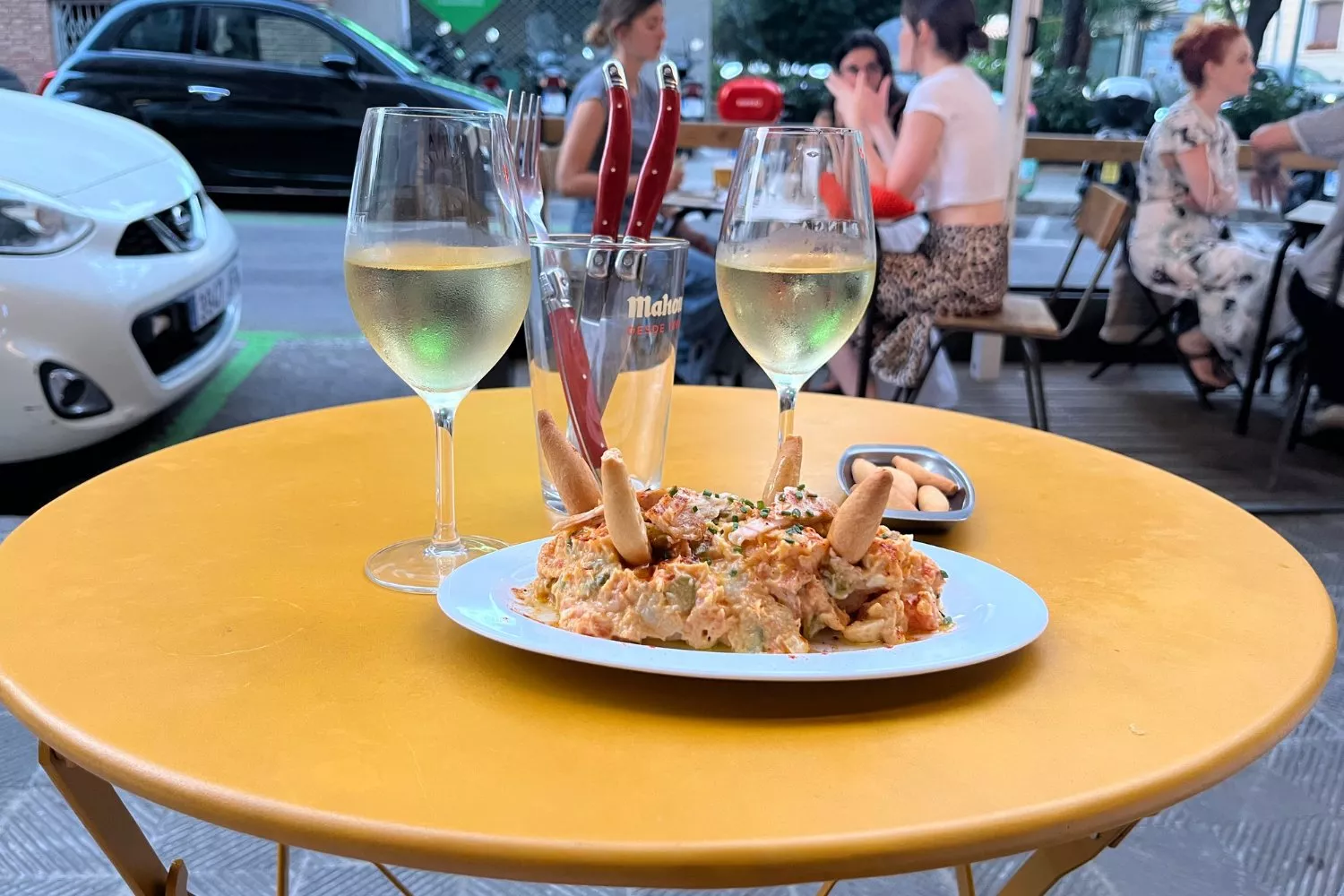 Salada russa de batata-doce e dois copos de vinho no bar Pinga Boteco em Barcelona / TEO CAMINO