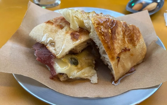 El bocadillo de pastrami con queso y miel, una exquisitez imperdible / TC El bocadillo de pastrami con queso y miel, una exquisitez imperdible / TC