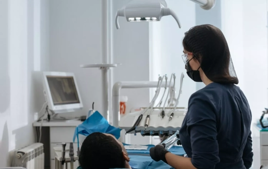Una persona en el dentista / PEXELS Una persona en el dentista / PEXELS