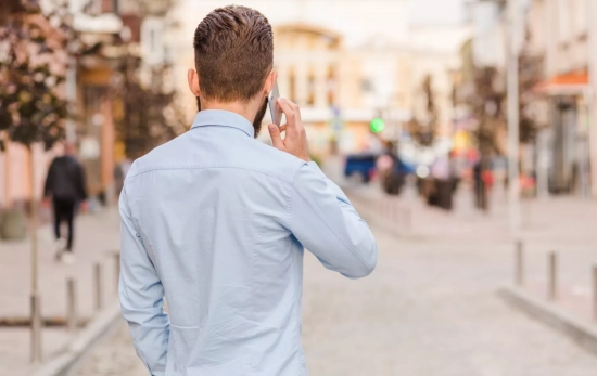Una persona habla por teléfono / MAGNIFIC Una persona habla por teléfono / MAGNIFIC