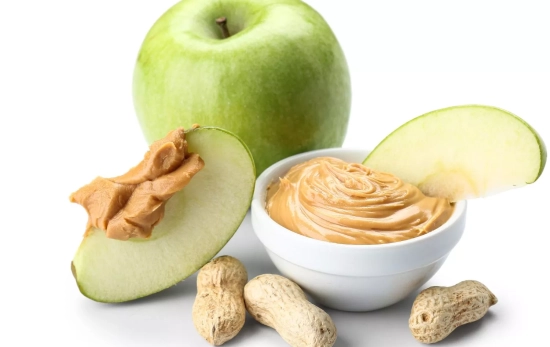 Manzana con mantequilla de cachuete/ CANVA