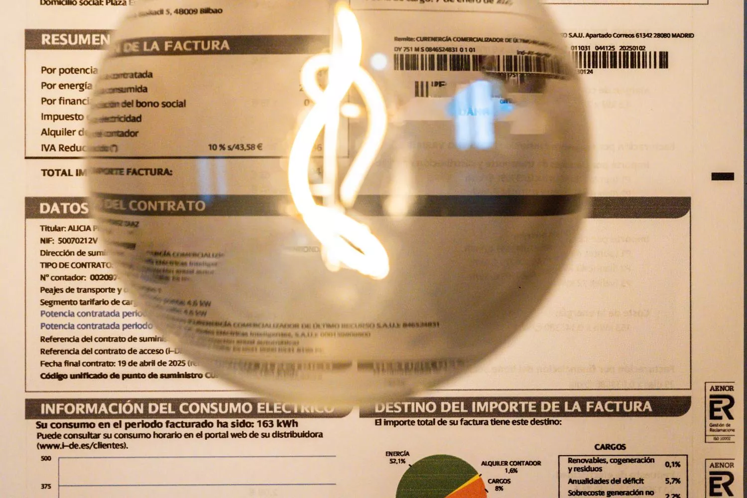 Una bombilla sobre una factura de la luz / EP