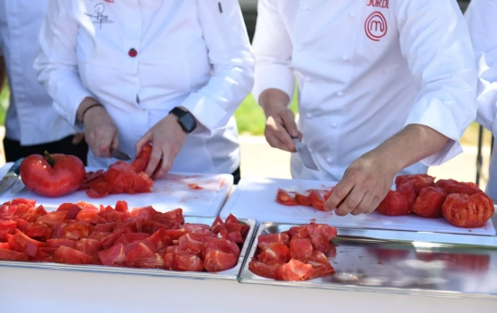 Unos cocineros cortan tomate   EUROPA PRESS   FERNANDO SANCHEZ